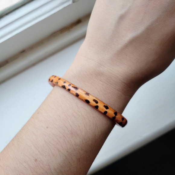 Vintage Leopard Print Wooden Bangle Bracelet - Picture 5 of 6